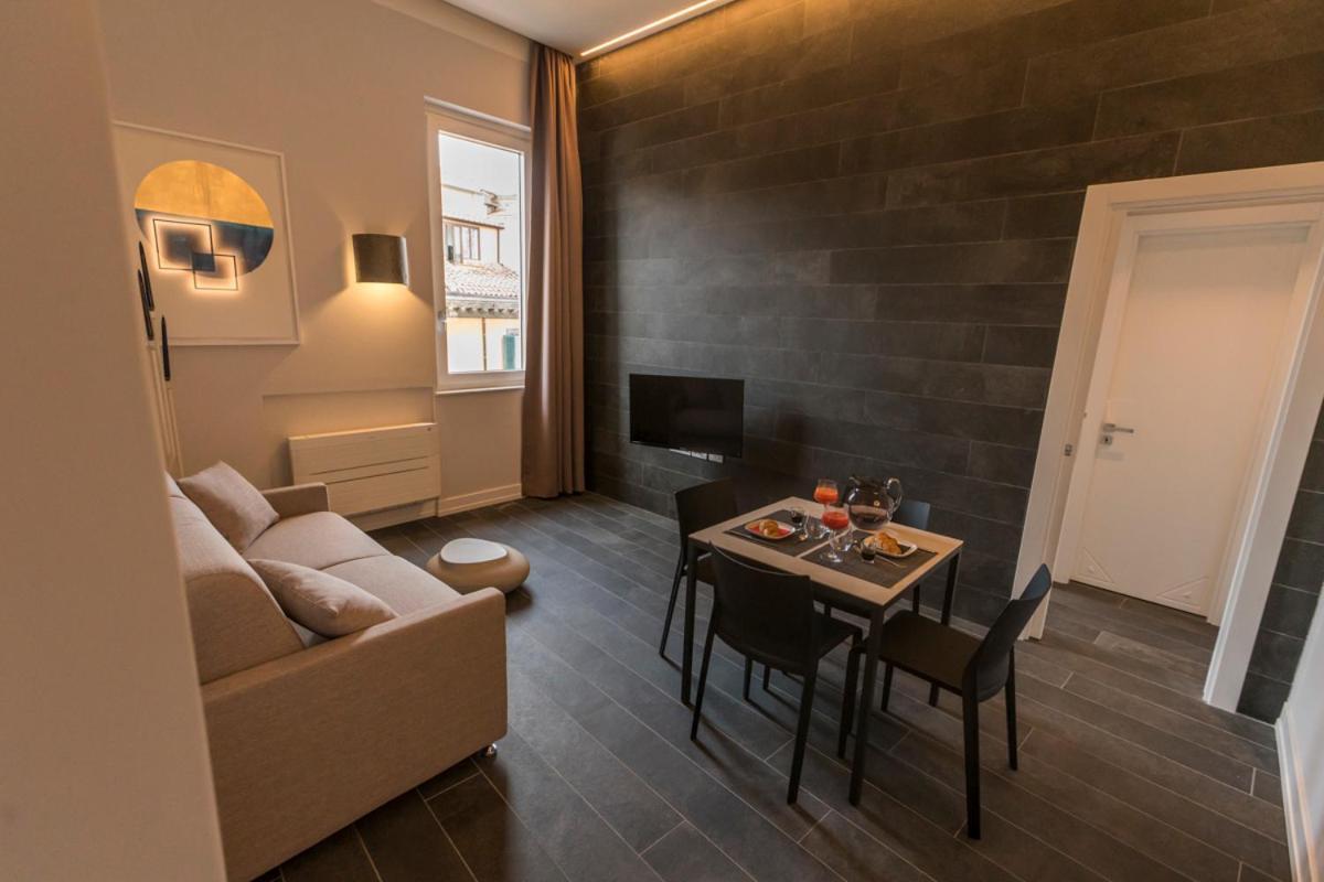 Residenza Trinita Maggiore Naples Luaran gambar
